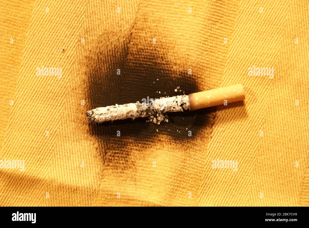 Hausfeuer, Rauchen im Bett Stockfoto