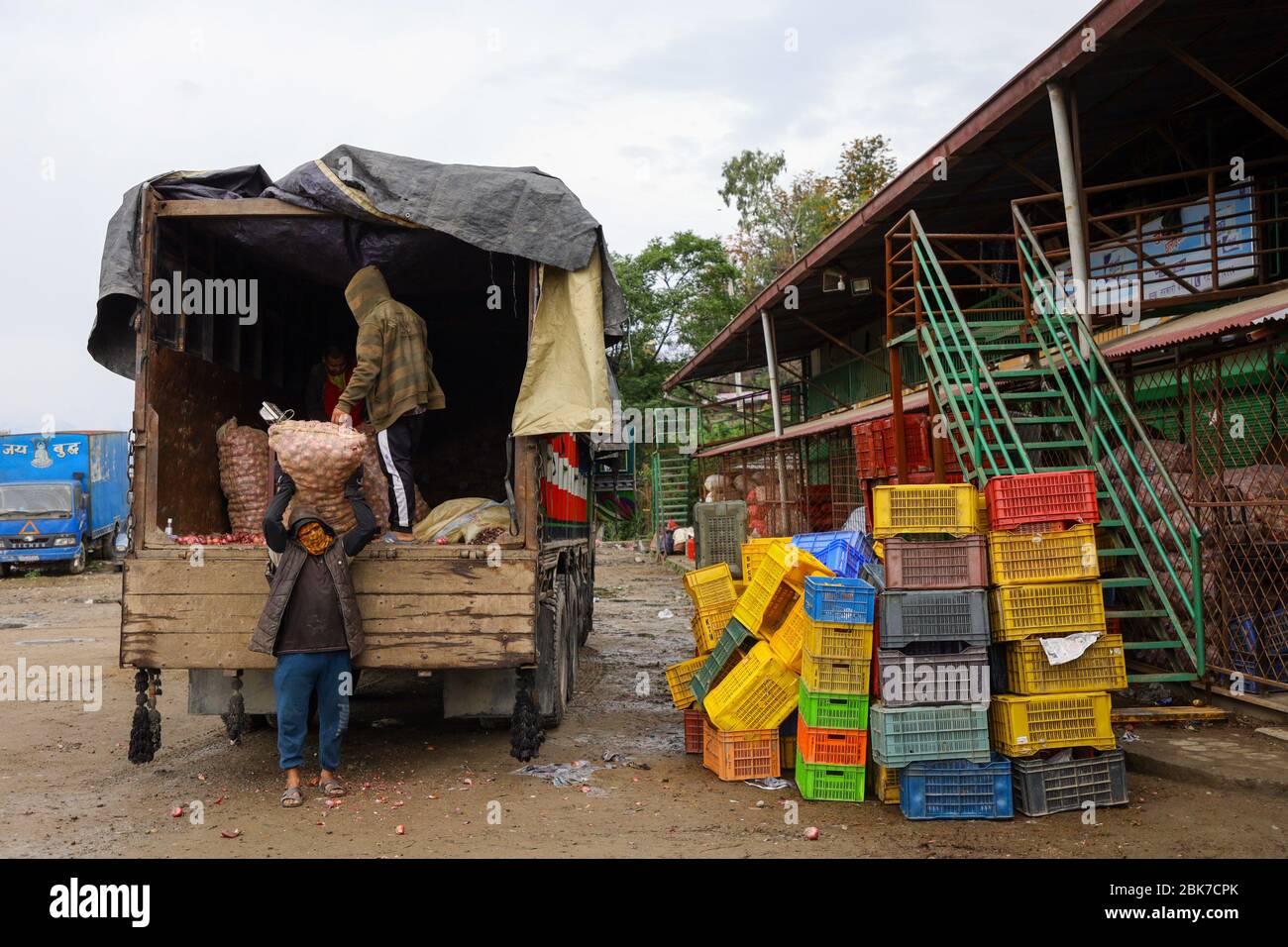 Kathmandu, Nepal. Mai 2020. Ein Arbeiter trägt während des Internationalen Tages der Arbeiter oder des Tages der Arbeit einen Sack voll Gemüse auf einem Gemüsemarkt inmitten der Corona-Virus-Sperre in Kathmandu, Nepal am 1. Mai 2020. (Foto von Subash Shrestha/Pacific Press/Sipa USA) Quelle: SIPA USA/Alamy Live News Stockfoto