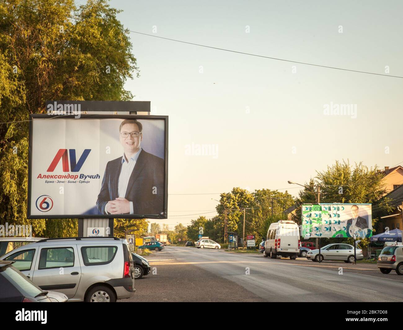 KOVACICA, SERBIEN - 4. AUGUST 2017: Plakate von Aleksandar Vucic für die Präsidentschaftswahlen auf der Plakatwand in Kovacica. Aleksandar Vucic ist der Presid Stockfoto