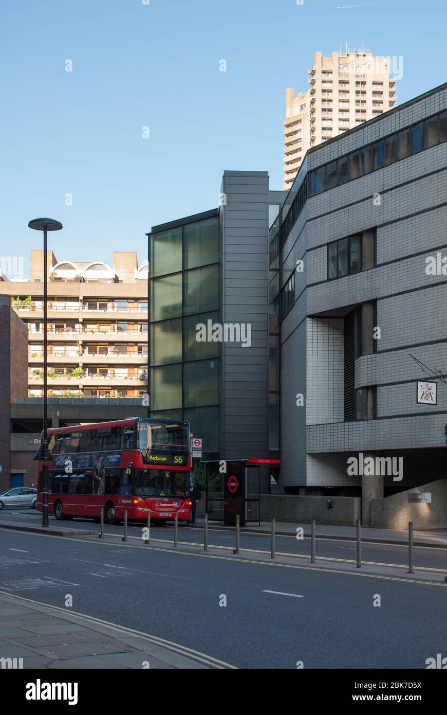 Concrete 1960er Brutalist Architecture Barbican Estate von Chamberlin Powell und Bon Architects Ove Arup in der Silk Street, London Stockfoto