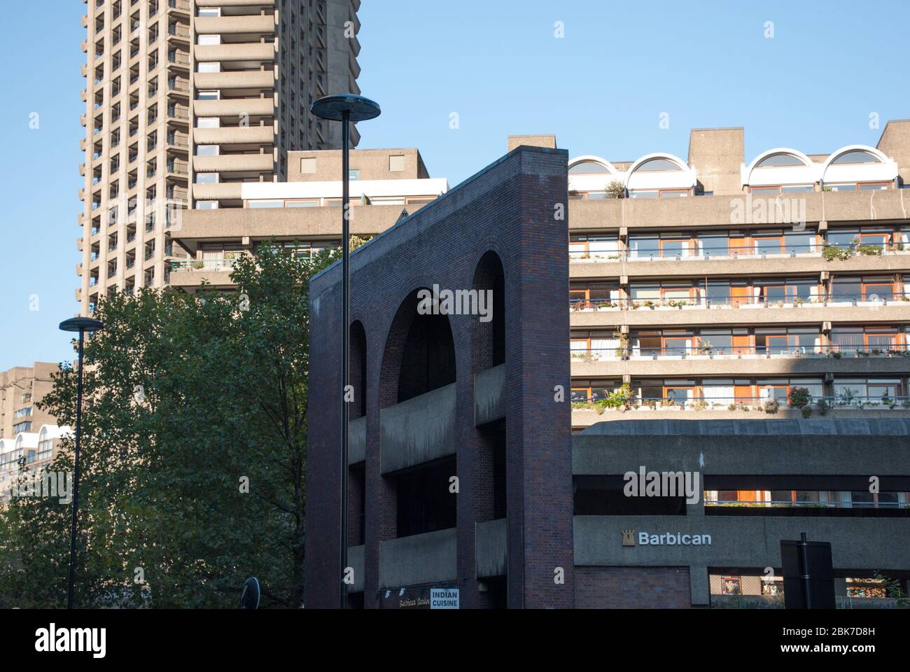 Concrete 1960er Brutalist Architecture Barbican Estate von Chamberlin Powell und Bon Architects Ove Arup in der Silk Street, London Stockfoto