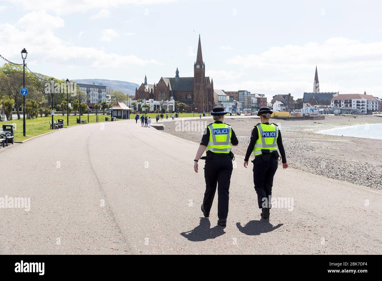 Largs, Großbritannien. Mai 2020. Die Öffentlichkeit hält sich an die empfohlenen sozialen Distanzierungsmaßnahmen auch an einem sonnigen Maifeiertagswochenende. Zu einer Zeit, in der die Largs Promenade normalerweise voller Besucher und Touristen wäre und die Largs to Millport Caledonian MacBrayne Fähre auf jeder Reise voll wäre, bleiben die Menschen fern, reisen nur, wenn nötig und halten sich sicher. Kredit: Findlay/Alamy Live News Stockfoto