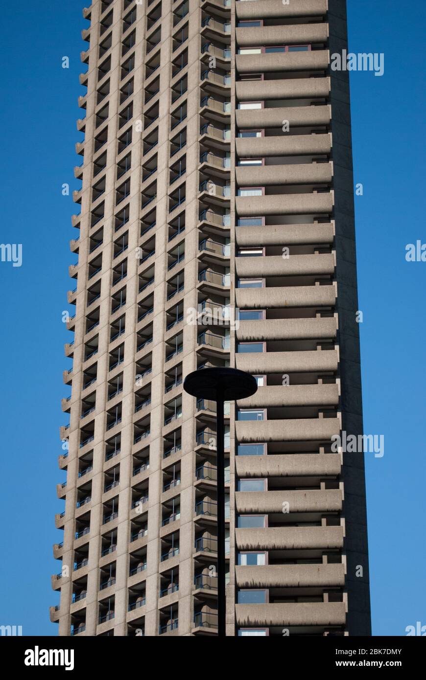 Concrete 1960er Brutalist Architecture Barbican Estate von Chamberlin Powell und Bon Architects Ove Arup in der Silk Street, London Stockfoto