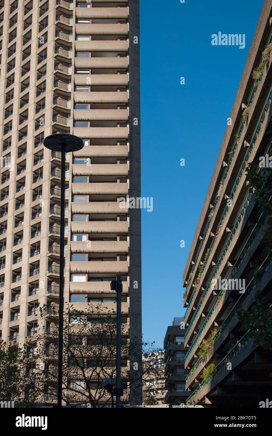 Concrete 1960er Brutalist Architecture Barbican Estate von Chamberlin Powell und Bon Architects Ove Arup in der Silk Street, London Stockfoto