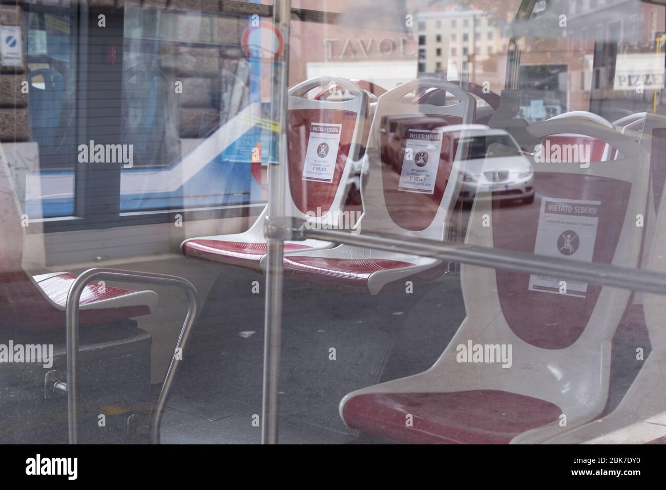 Roma, Italien. Mai 2020. Hinweise auf Orte, die nicht mit Bussen besetzt werden können (Foto: Matteo Nardone/Pacific Press) Quelle: Pacific Press Agency/Alamy Live News Stockfoto