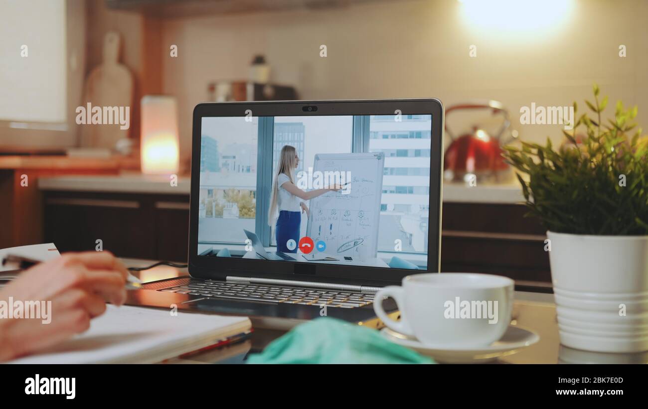 OnlineVideokonferenz auf Laptop mit weiblicher Sprecherin im Home