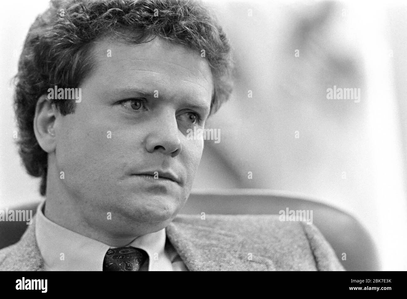 Undersekretär der Verteidigung und Bestseller-Autor James Webb während eines Interviews im Pentagon 7. November 1984 in Washington, DC. Stockfoto