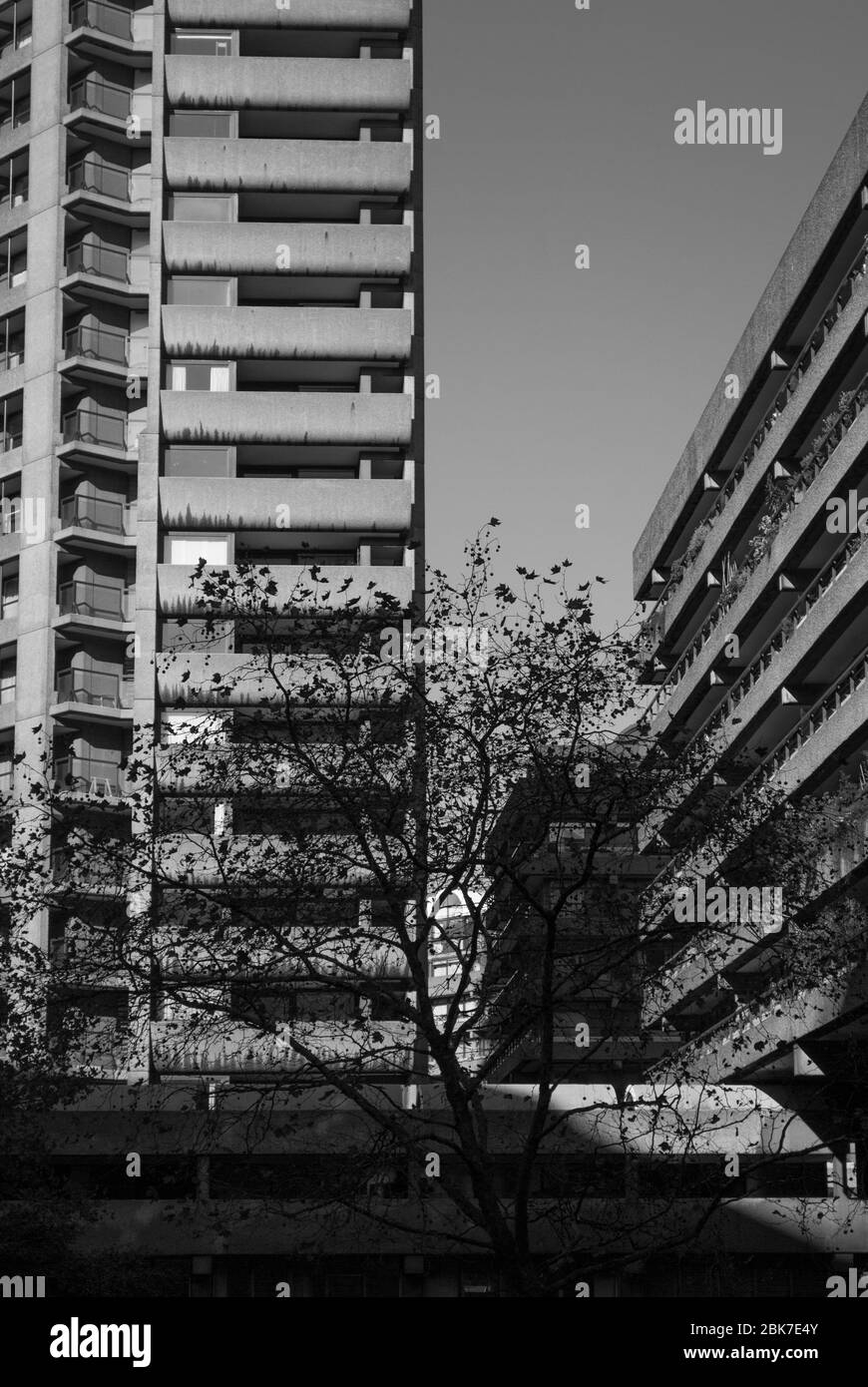 Concrete 1960er Brutalist Architecture Barbican Estate von Chamberlin Powell und Bon Architects Ove Arup in der Silk Street, London Stockfoto