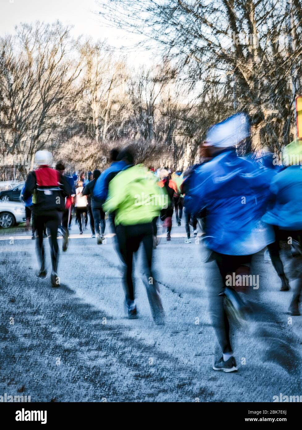Viele Leute laufen im Winter draußen Stockfoto