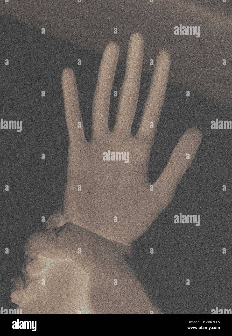 Gewalt gegen Frauen, symbolische Repräsentation, mit männlichen und weiblichen Händen Stockfoto