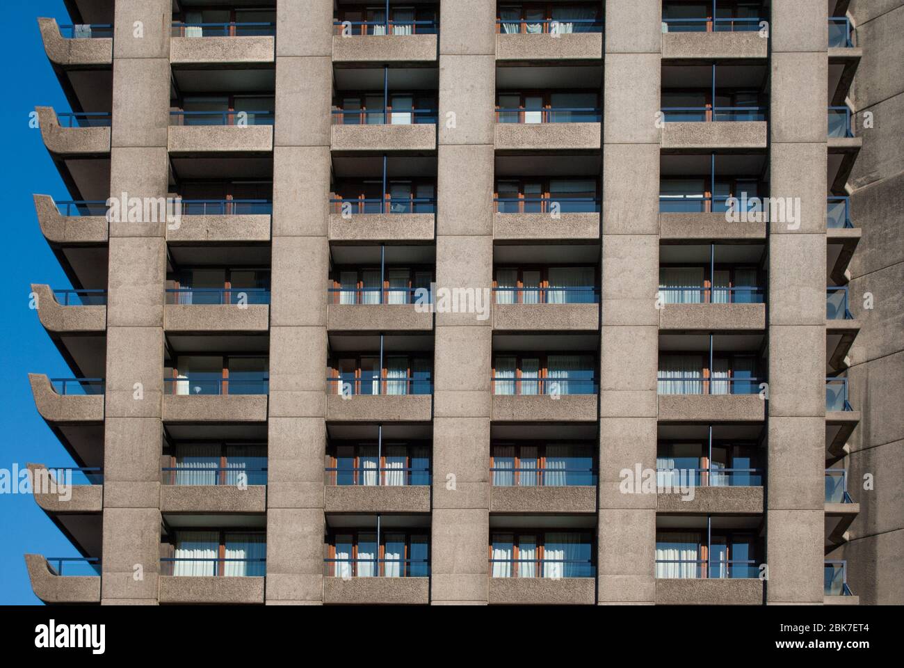 Concrete 1960er Brutalist Architecture Barbican Estate von Chamberlin Powell und Bon Architects Ove Arup in der Silk Street, London Stockfoto