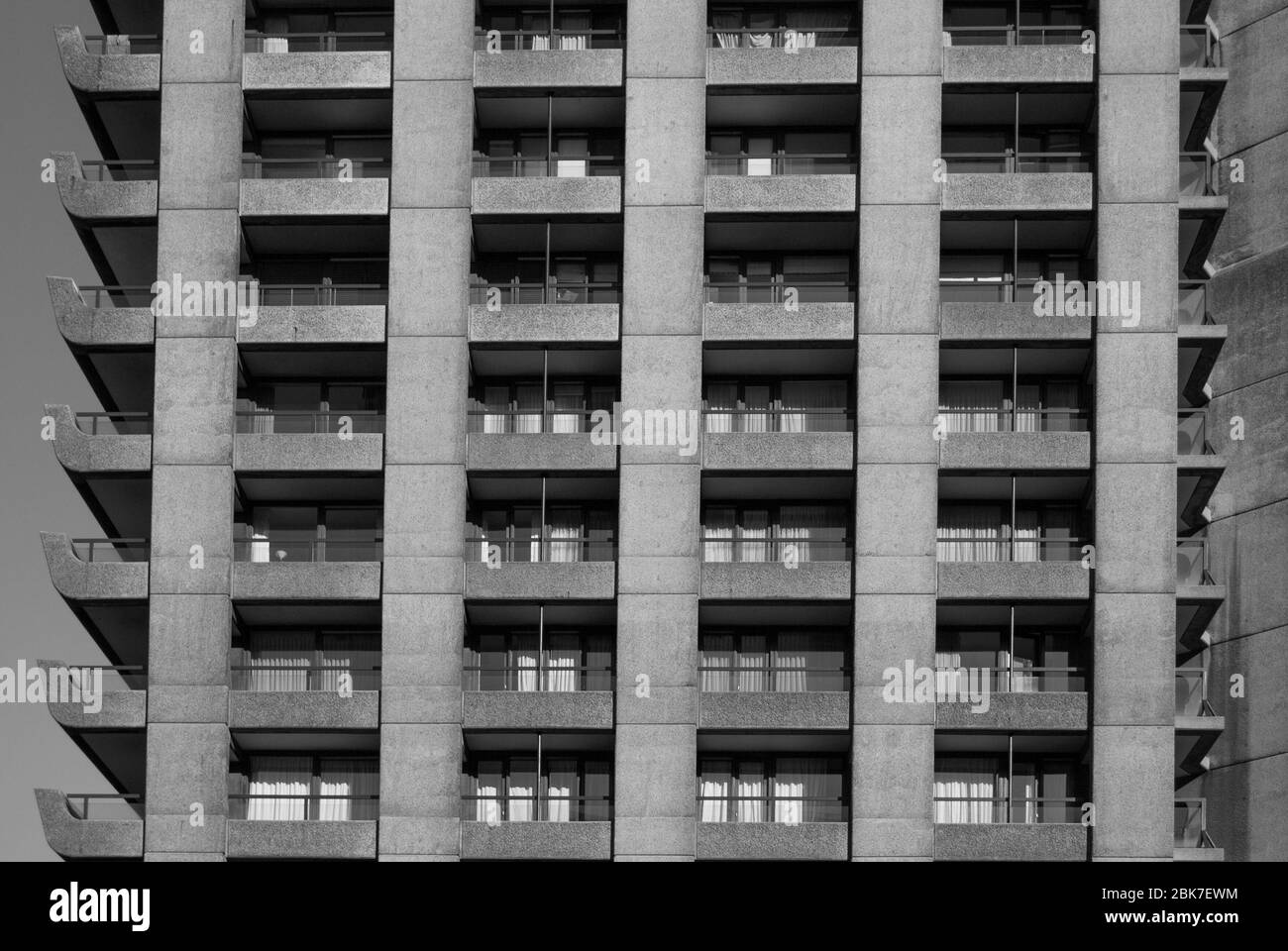 Concrete 1960er Brutalist Architecture Barbican Estate von Chamberlin Powell und Bon Architects Ove Arup in der Silk Street, London Stockfoto