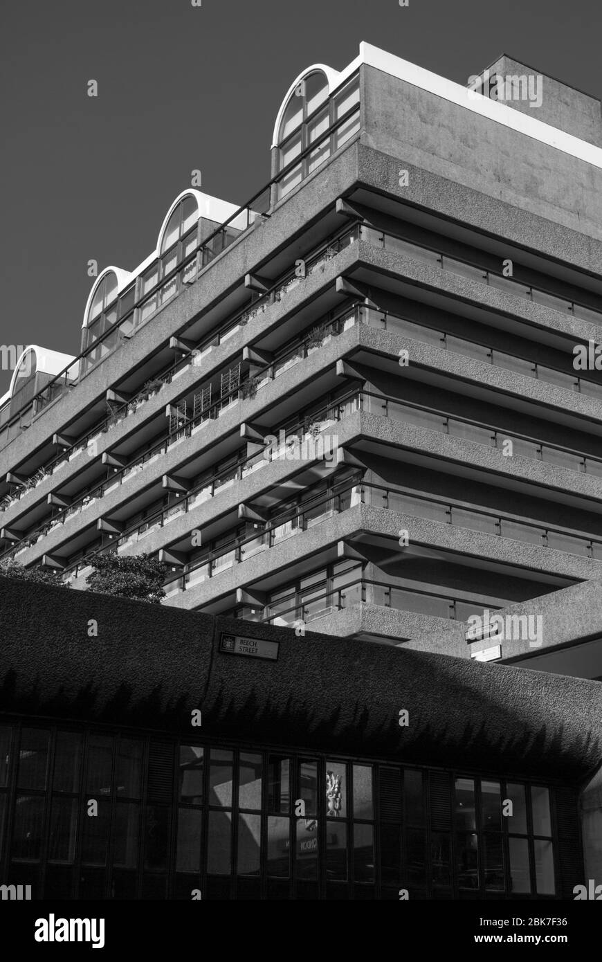 Concrete 1960er Brutalist Architecture Barbican Estate von Chamberlin Powell und Bon Architects Ove Arup in der Silk Street, London Stockfoto
