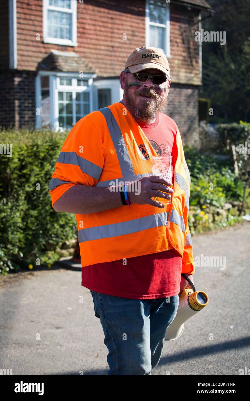 Chiddingstone Real Football, ein 100 ein Nebenspiel von Fußball / Rugby zwischen 2 Pubs - The Rock Inn und The Castle Inn Kent UK Stockfoto