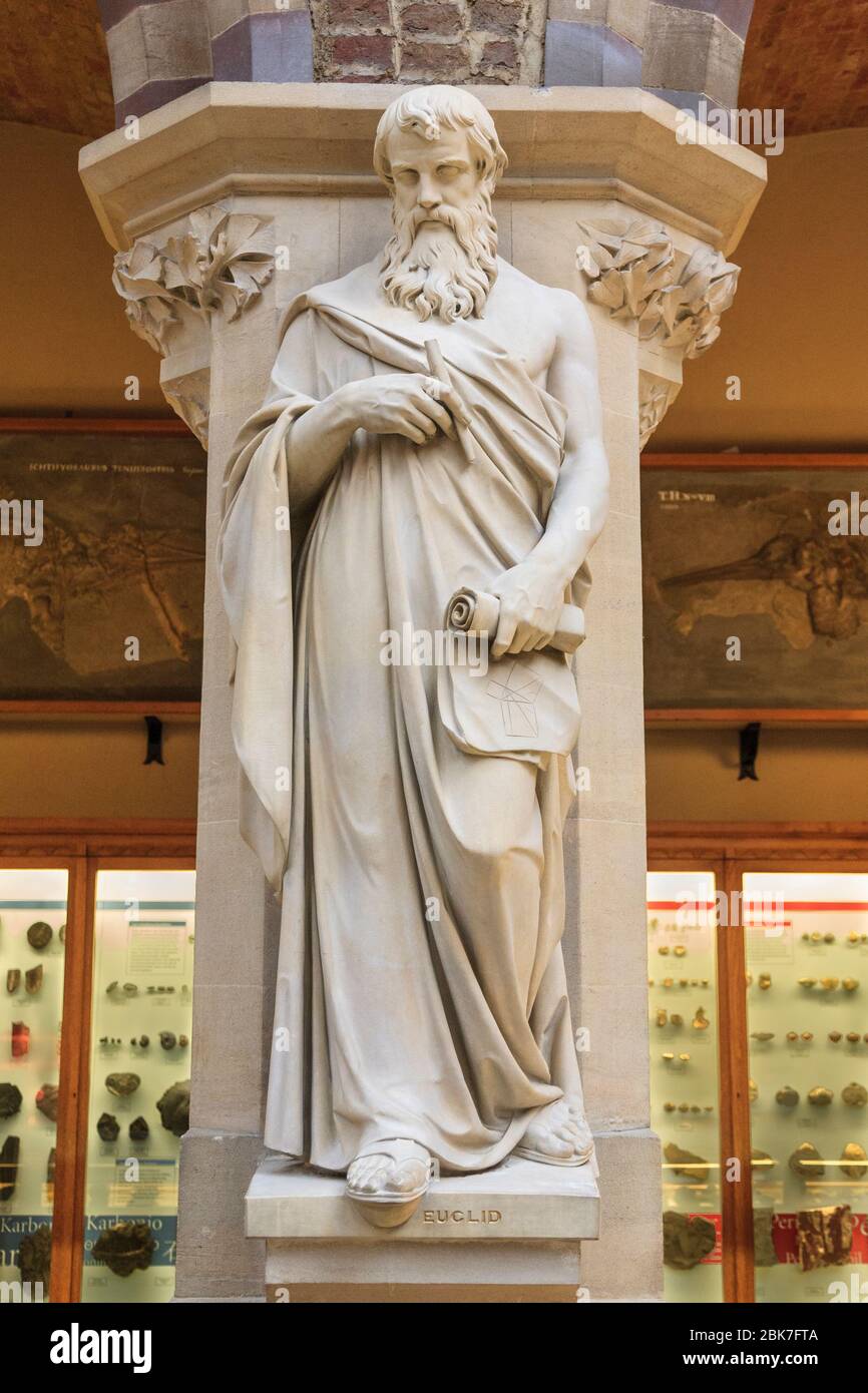 Eine Statue des griechischen Mathematikers Euklid von Joseph Durham im Naturhistorischen Museum der Oxford University, England Stockfoto