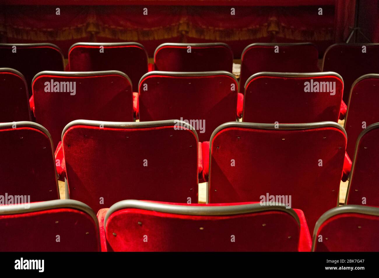Sessel ohne Menschen im Theater vor der Vorstellung Stockfoto