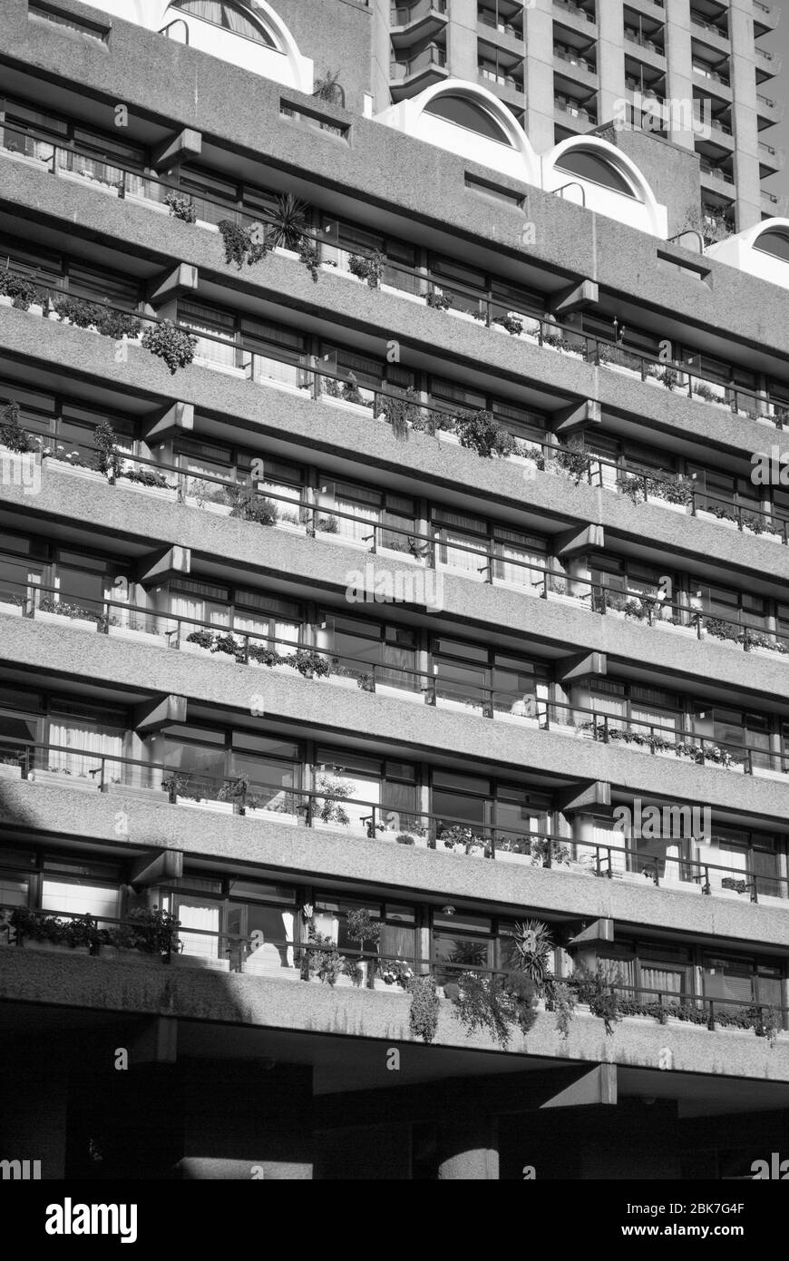 Concrete 1960er Brutalist Architecture Barbican Estate von Chamberlin Powell und Bon Architects Ove Arup in der Silk Street, London Stockfoto