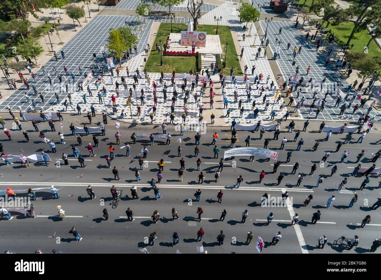 Thessaloniki, Griechenland – 1. Mai 2020: Mitglieder der kommunistischen Gewerkschaft PAME üben soziale Distanzierung während einer Kundgebung zum Gedenken an den 1. Mai Stockfoto