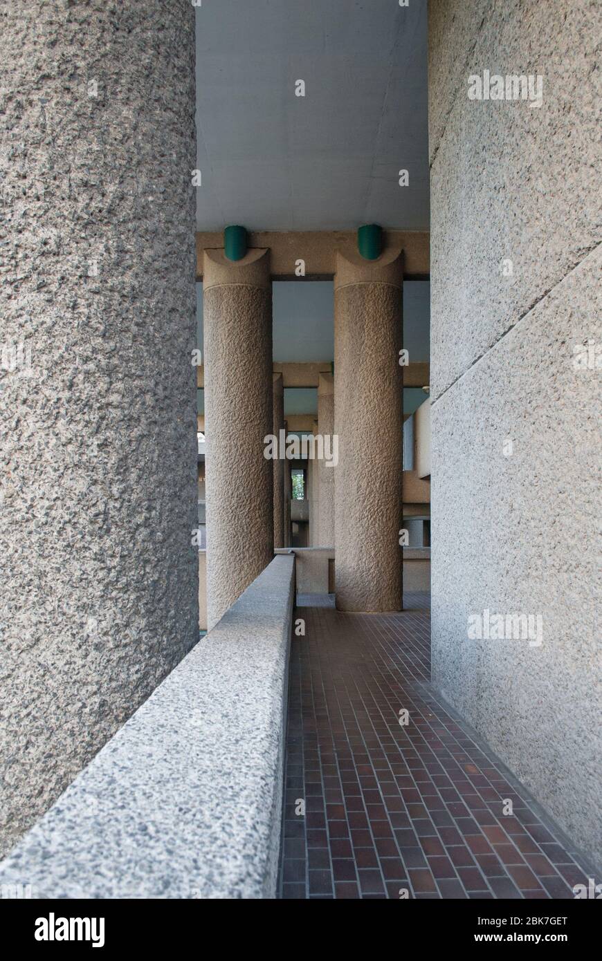 Korridor Beton 1960er Jahre Brutalist Architektur Barbican Estate von Chamberlin Powell und Bon Architects Ove Arup auf der Silk Street, London Stockfoto