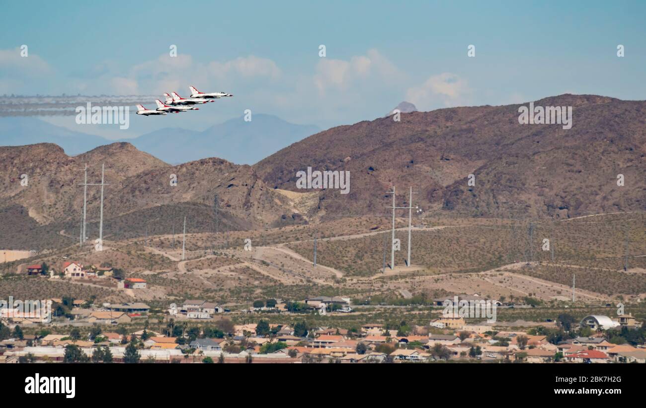 Thunderbirds F-16 Performance während Pandemie über Las Vegas City und dem Krankenhaus in Nevada Stockfoto