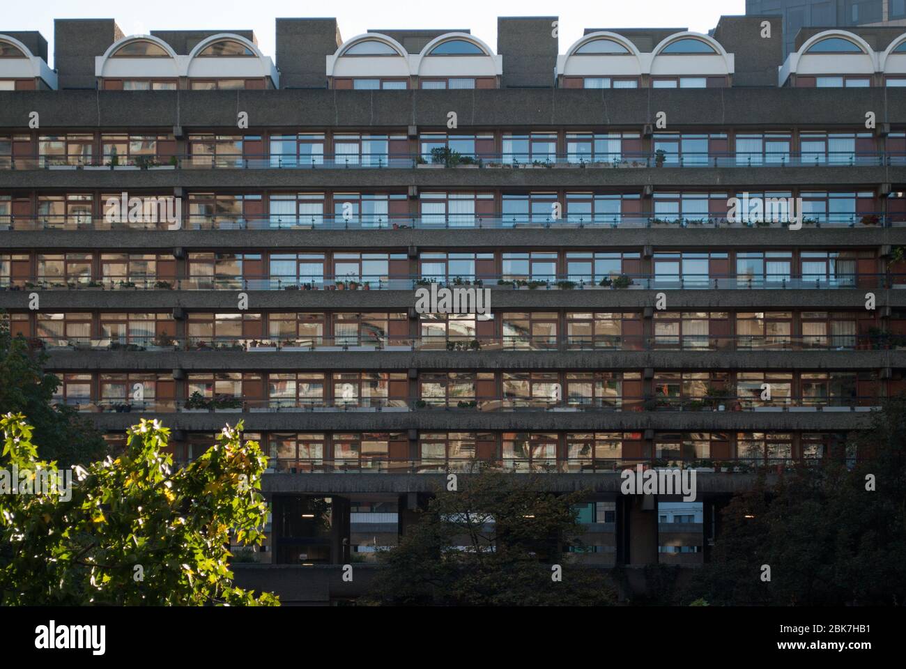 Concrete 1960er Brutalist Architecture Barbican Estate von Chamberlin Powell und Bon Architects Ove Arup in der Silk Street, London Stockfoto