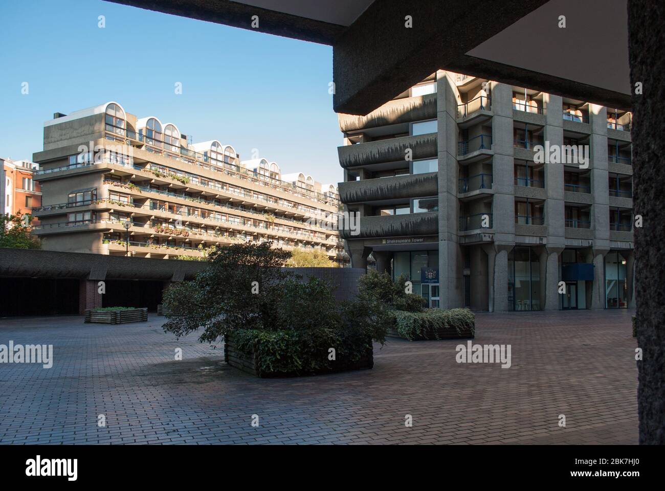 Concrete 1960er Brutalist Architecture Barbican Estate von Chamberlin Powell und Bon Architects Ove Arup in der Silk Street, London Stockfoto