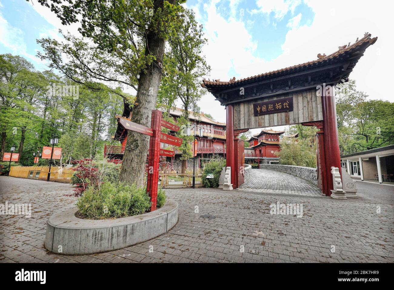 Rhenen, Niederlande. Mai 2020. RHENEN, 02-05-2020 Ouwehands Dierenpark . Holländischer Zoo, dierenpark . Heute wurde bekannt gegeben, dass Panda Wu Wen ein Baby Panda gebar. Die Paarung mit dem männlichen Panda Xing Ya wurde Anfang des Jahres erfolgreich durchgeführt. Ouwehands ist der einzige Zoo in den Niederlanden, in dem Pandabären leben. Reuzenpanda Wu Wen ist in Ouwehands Dierenpark bevallen van haar eerste jong. De dierentuin in Rhenen meldt dat moeder en jong in het kraamhol verblijven en het goed maken. De paring traf Xing Ya vond Begin dit jaar Plaats. Kredit: Pro Shots/Alamy Live News Stockfoto