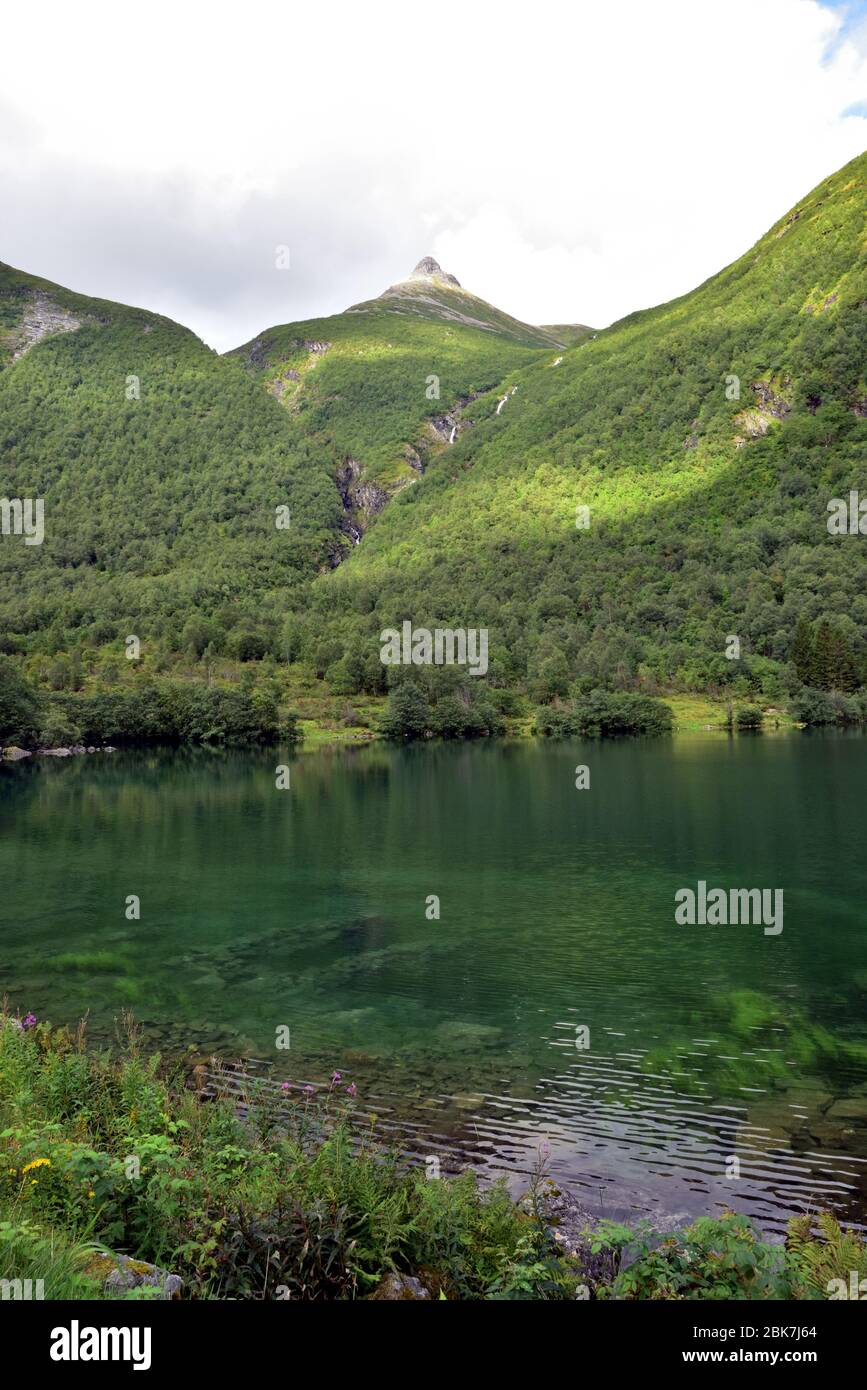 Der Lygnstøylvatnet-See im Norangsdal-Tal in Norwegen wurde 1908 durch einen Felssturz gebildet. Die Fundamente verlassene Bauernhäuser sind noch sichtbar Stockfoto