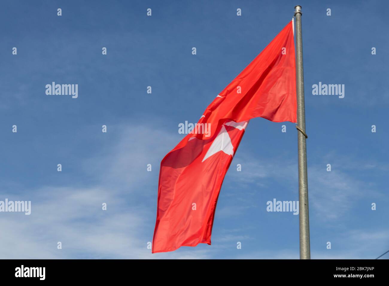 LoRa del Rio, Spanien. Flagge des Souveränen Malteserordens in dieser Stadt in Andalusien Stockfoto