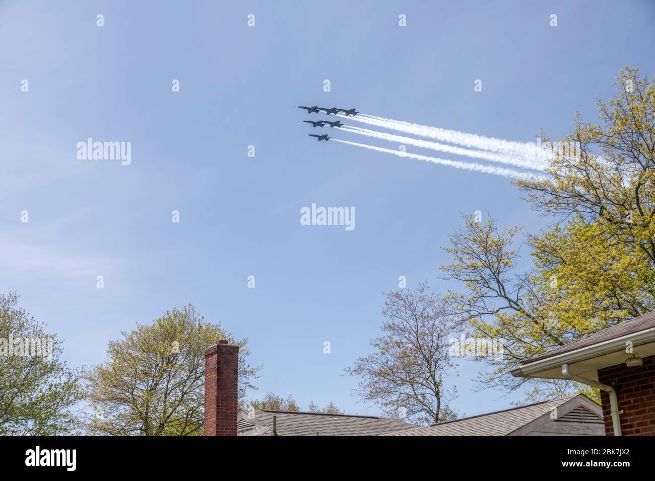 Die Blue Angels, das Kunstflugdemonstrationsteam der United States Navy, das aus sechs F/A-18 Hornet Flugzeugen besteht, führen am Samstag, den 2. Mai 2020, eine Überführung mit den US Air Force Thunderbirds im U-Bahngebiet Washington, DC in Silver Spring, Maryland durch. Die Überführung begrüßt Ersthelfer im Kampf gegen die COVID-19 Coronavirus-Pandemie.Quelle: Ron Sachs/CNP Stockfoto