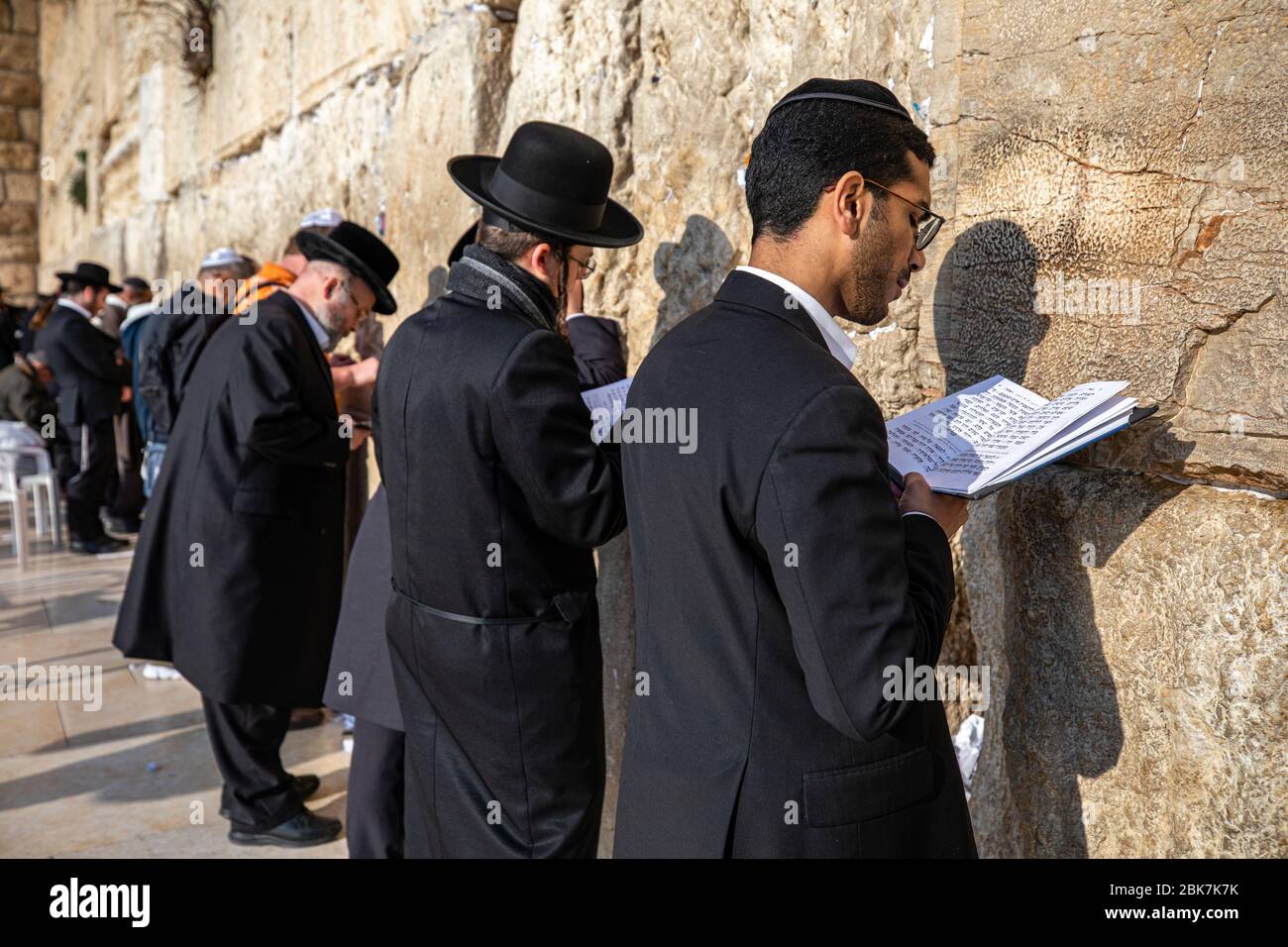Jüdische Gläubige an Jerusalems Westmauer in Israel Stockfoto