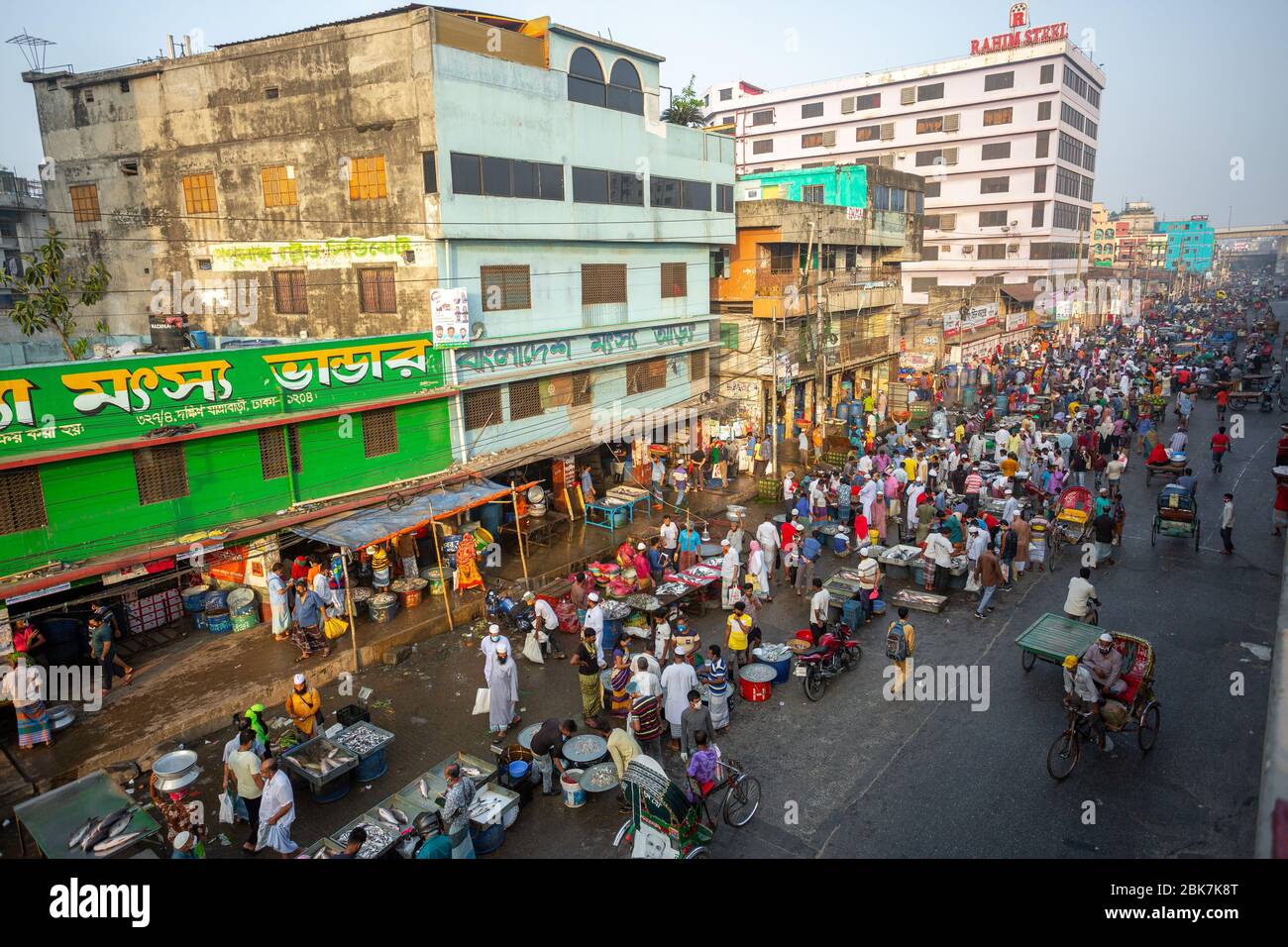 Im Blick von 7 Uhr morgens in der "Morgen-Abend Fischmarkt" in Süd-Jatrabari, Dhaka. Stockfoto