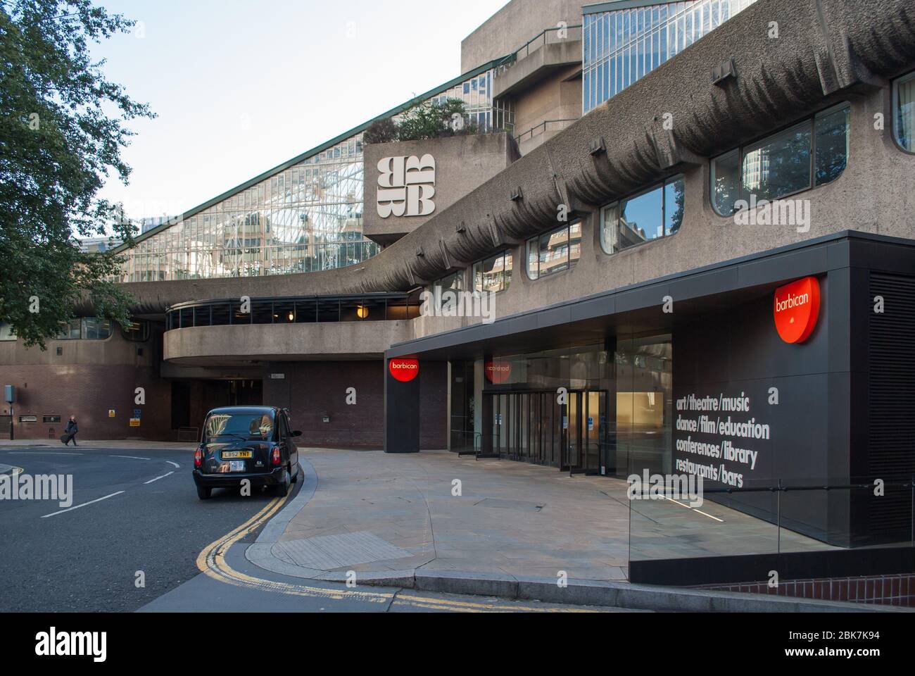 Barbican Arts Centre Concrete 1960er Brutalist Architecture Barbican Estate von Chamberlin Powell und Bon Architects Ove Arup in der Silk Street, London Stockfoto