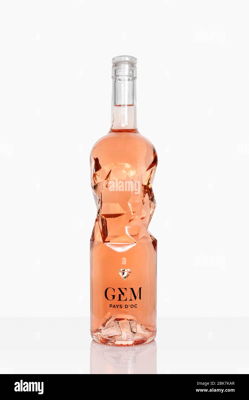 Flasche französischen Roséwein (Gem Pays d'OC) auf weißem Hintergrund isoliert. Stockfoto