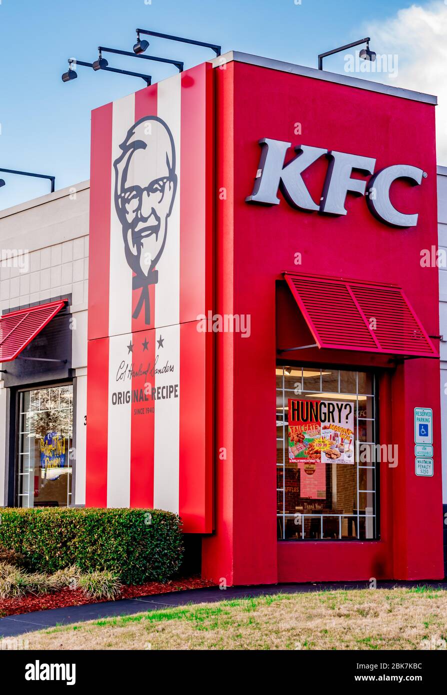 Charlotte, NC/USA - 14. Dezember 2019: Mittlerer vertikaler redaktioneller Schuss von rot-weiß blockierten Ecken des "KFC"-Einzelhandelsfilet mit gebratenem Hähnchenauslauf, der BH zeigt Stockfoto