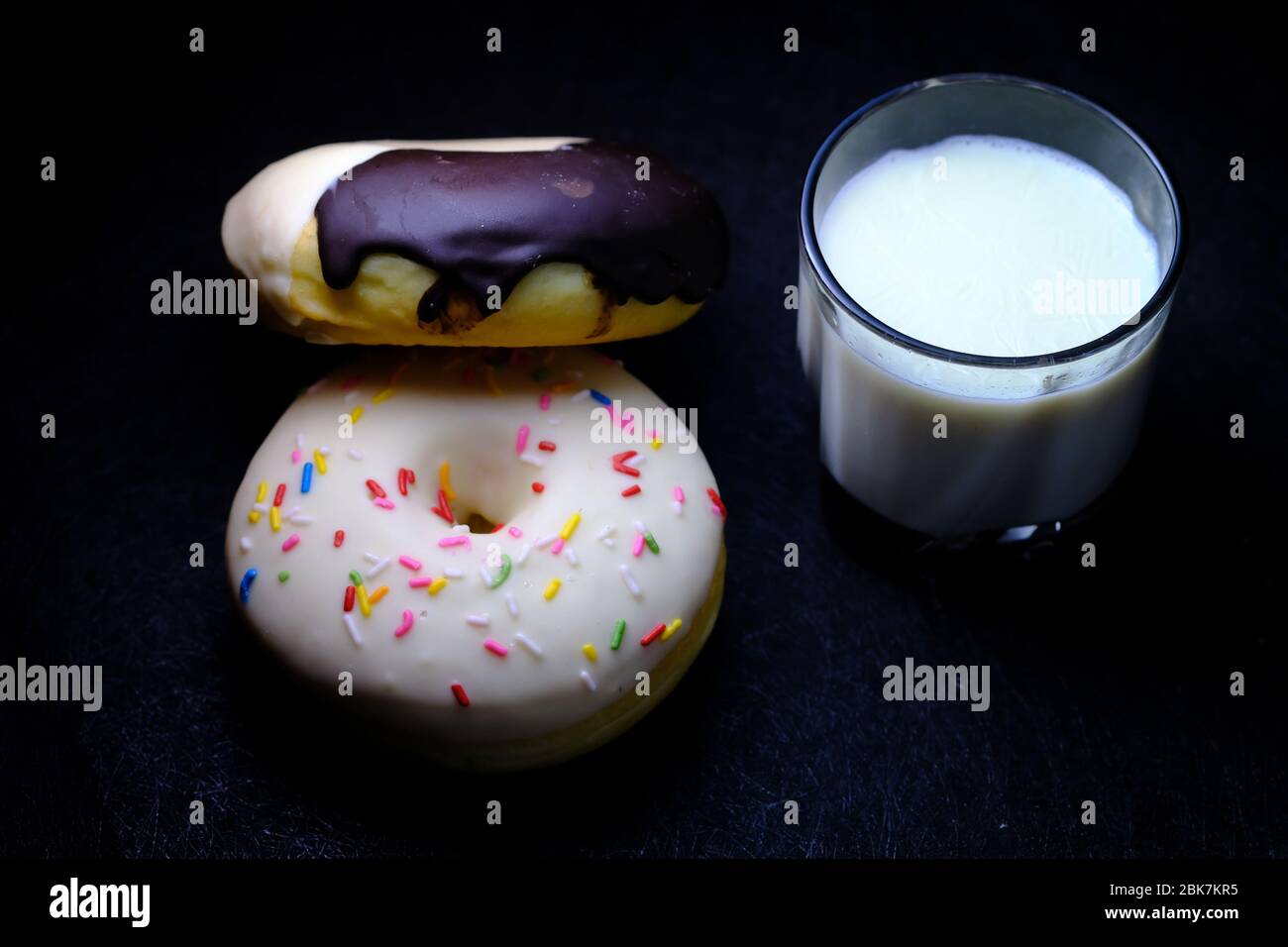 Stapel Donuts und Milch auf dem Tisch. Stockfoto