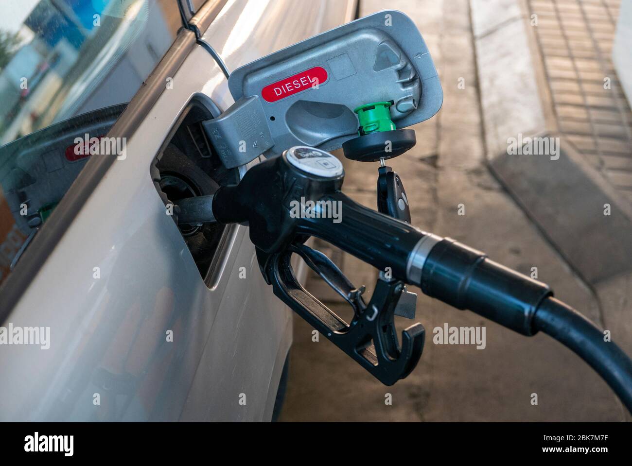 Nahaufnahme der Zapfpistole, die ein Dieselauto füllt Stockfoto