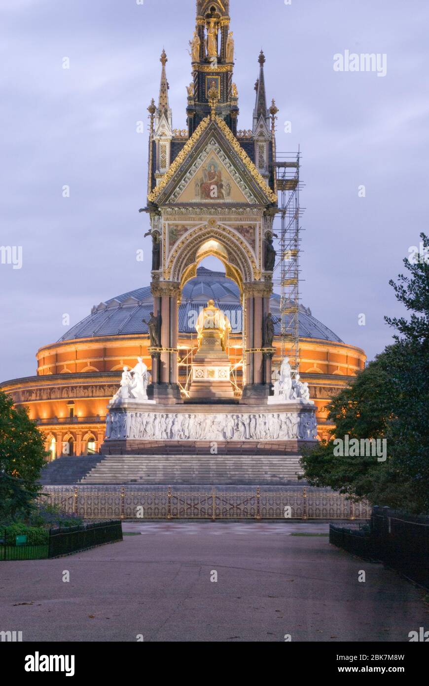 Neugotischer Ciborium Tower Prinz Albert Memorial aus dem 19. Jahrhundert, Kensington Gardens, London W2 von Sir Giles Gilbert Scott Stockfoto