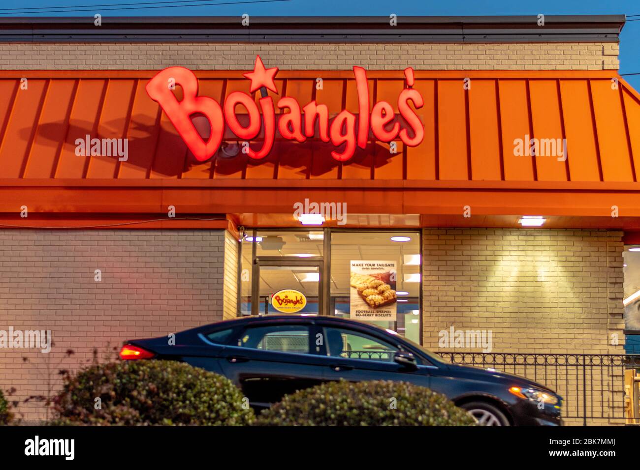 Charlotte, NC/USA - 26. Dezember 2019: Drive-up-Fenster des 'Bojangle's'-Restaurants mit gebratenem Huhn und Keksen, das über dem Fenster eine Markenbeschilderung zeigt. Stockfoto