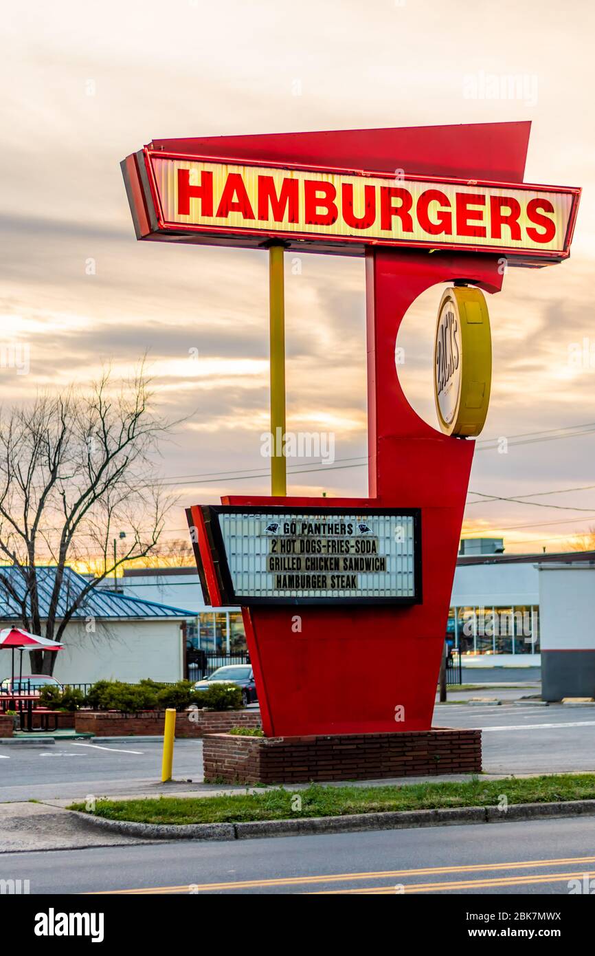 Vertikale mittlere Aufnahme des 50er-Jahre-Stil 'Zacks Hamburgers' Drive-in Restaurant Schild mit Marke und Werbung gegen einen bewölkten Abendhimmel. Stockfoto