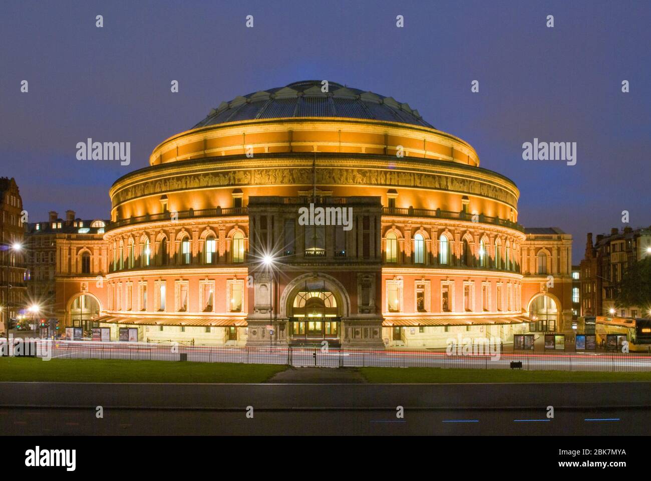 Amphitheater Red Brick Night Dark Lights BBC Proms Royal Albert Hall Kensington Gore, South Kensington, London SW7 von Captain Francis Fowke Stockfoto