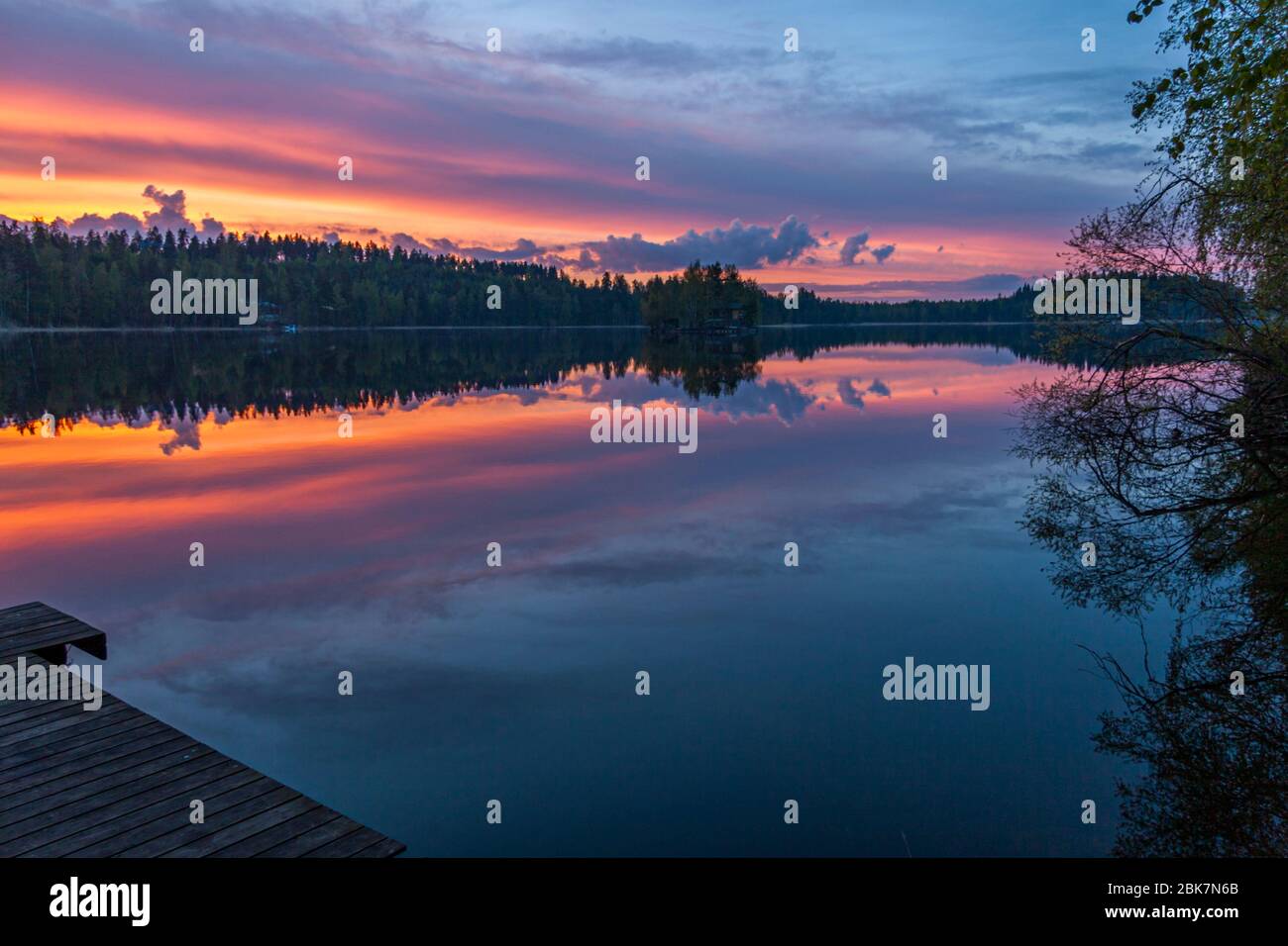 Herrlicher Himmel nach Sonnenuntergang. Abend auf einem See in Finnland Stockfoto