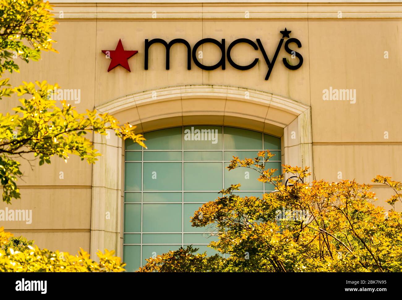 Charlotte, NC/USA - 7. Juli 2019: Horizontales, mittleres Nahaufnahme des Kaufhauses 'Macy's' mit Marke und Logo in Rot und Schwarz auf dem Gebäude. Stockfoto