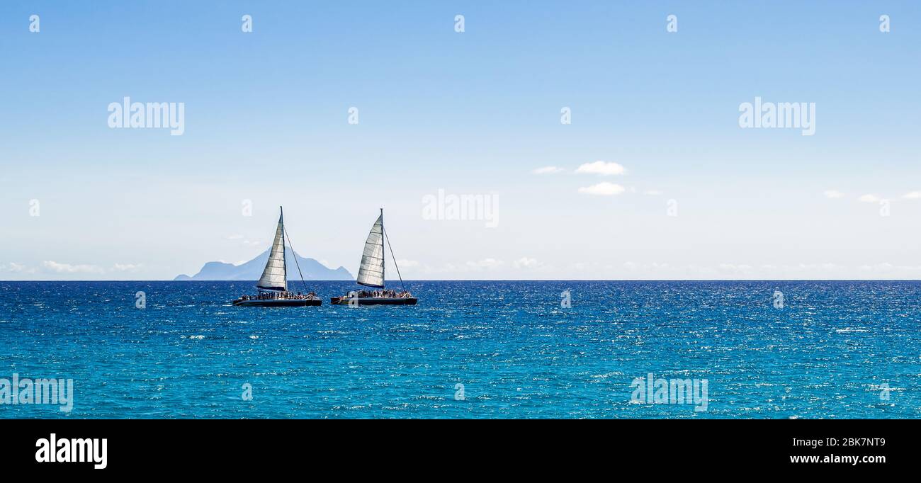 Segelboot auf dem Meer. Panorama. Stockfoto