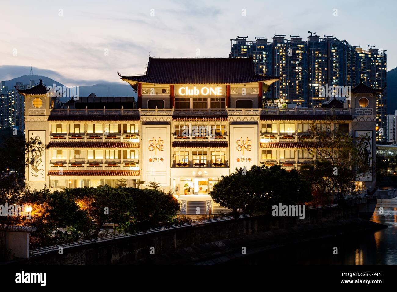 Die ClubONE Riviera in Shatin Hong Kong. Dieses chinesische Restaurant wurde mit Granit gebaut, der die Form eines Schiffs annimmt, das entlang der Küste liegt. Stockfoto