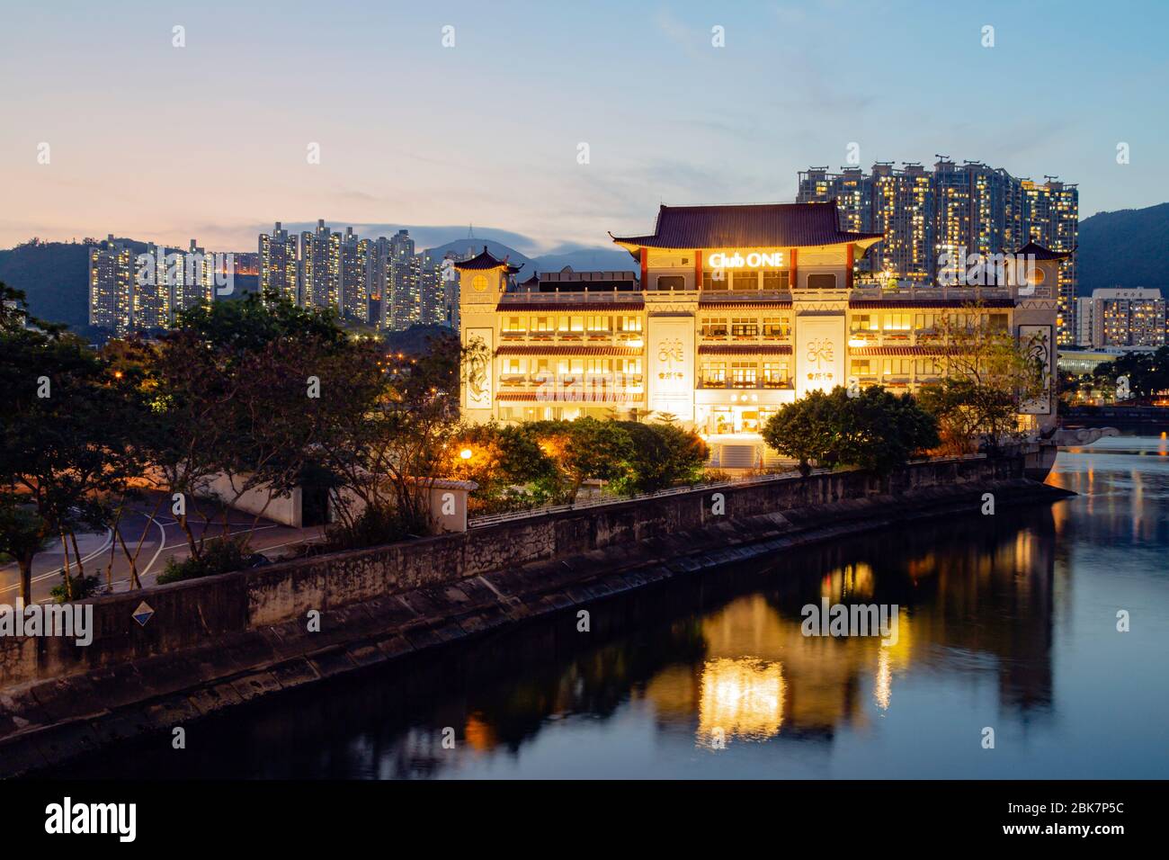 Die ClubONE Riviera in Shatin Hong Kong. Dieses chinesische Restaurant wurde mit Granit gebaut, der die Form eines Schiffs annimmt, das entlang der Küste liegt. Stockfoto