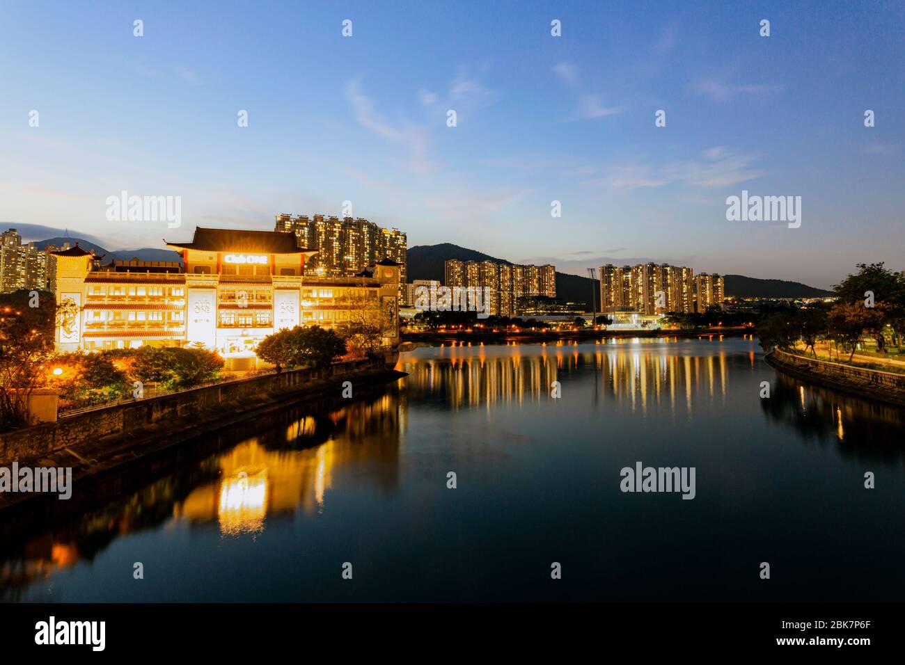 Die ClubONE Riviera in Shatin Hong Kong. Dieses chinesische Restaurant wurde mit Granit gebaut, der die Form eines Schiffs annimmt, das entlang der Küste liegt. Stockfoto