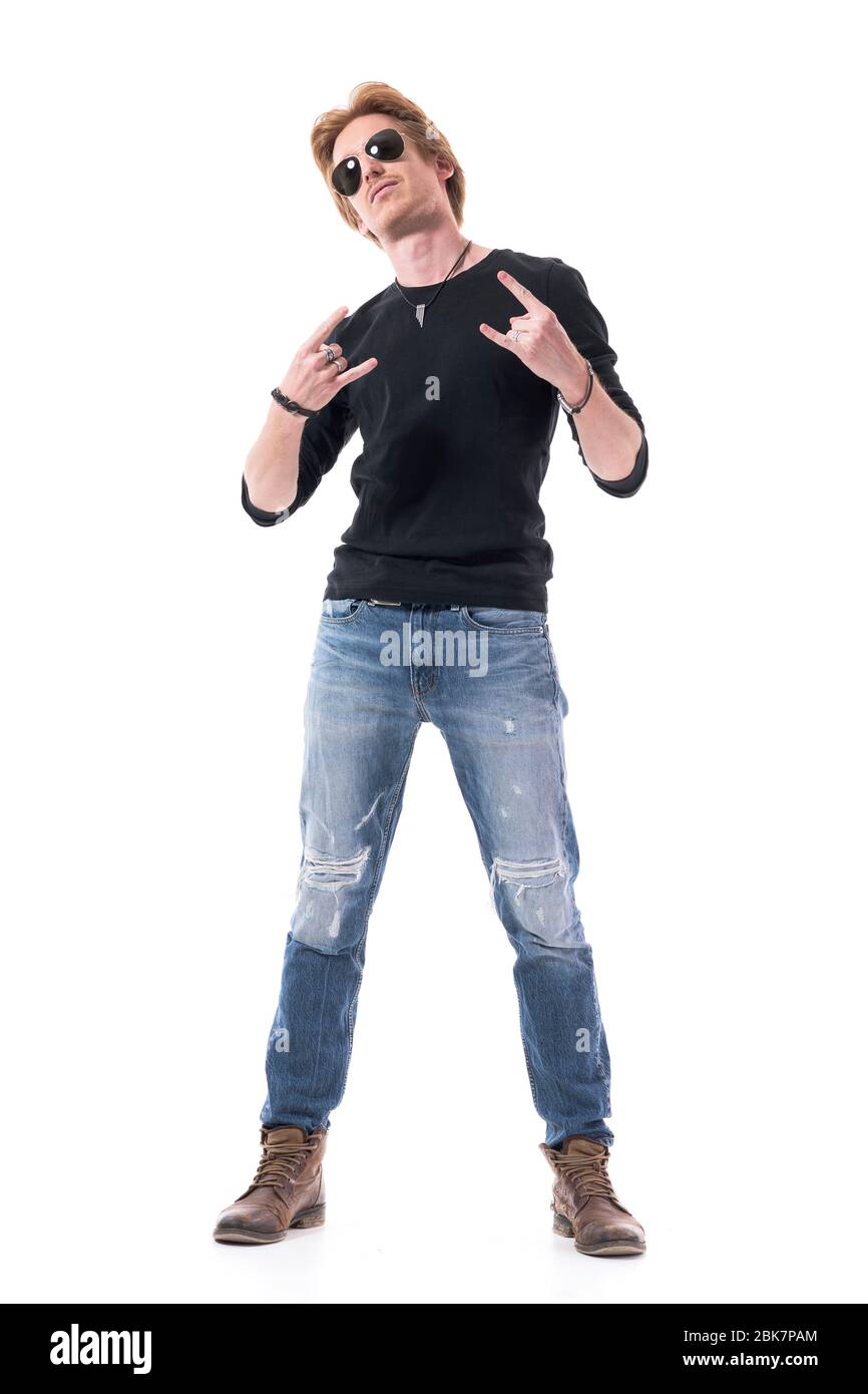 Junge Rotschopf gutaussehende Rocker Mann zeigt harten Rock Hände Zeichen Geste an der Kamera. Ganzkörper isoliert auf weißem Hintergrund. Stockfoto