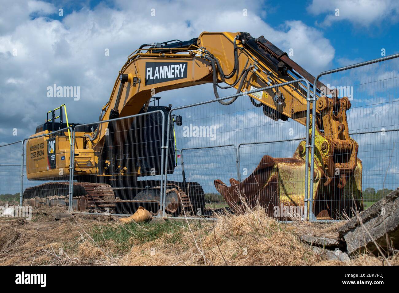 Climping, West Sussex, Großbritannien, 02. Mai 2020, EINE große Caterpillar-Bagger, die am Climping Beach zum Aufbau neuer Abwehrsysteme eingesetzt wurde. Stockfoto