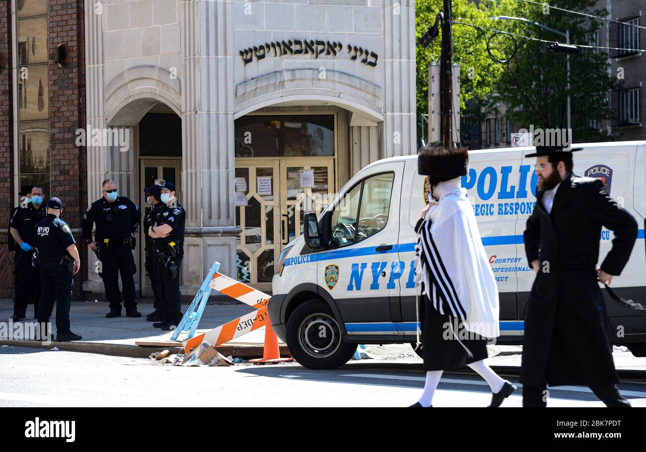 New York, Brooklyn, USA. Mai 2020. NYPD gibt Befehl, die Synagoge zu evakuieren und zu schließen, weil die chassidische jüdische Gemeinde die soziale Distanz nicht respektiert. 05/02/20 New York Brooklyn Williamsburg Lee ST Credit: Marcus Santos/ZUMA Wire/Alamy Live News Stockfoto